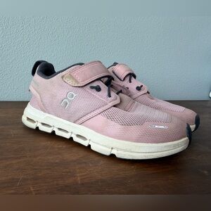 On Running Cloud Play light pink velcro sneakers Kids size 12
